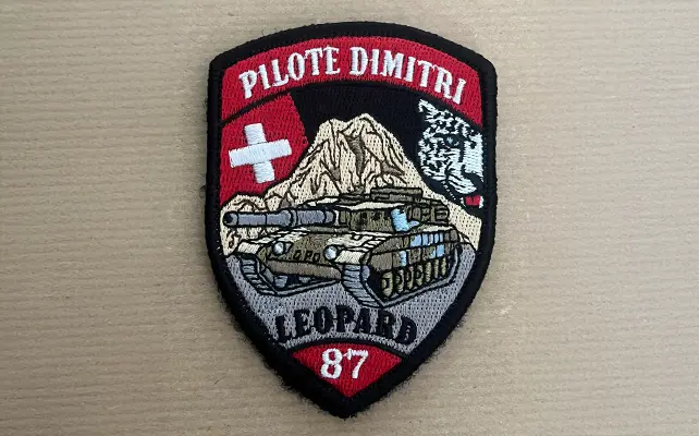 Zugbadge ricamato "PILOTE DIMITRI" con croce svizzera, carro Leopard e motivo montagna, patch militare in stile svizzero.
